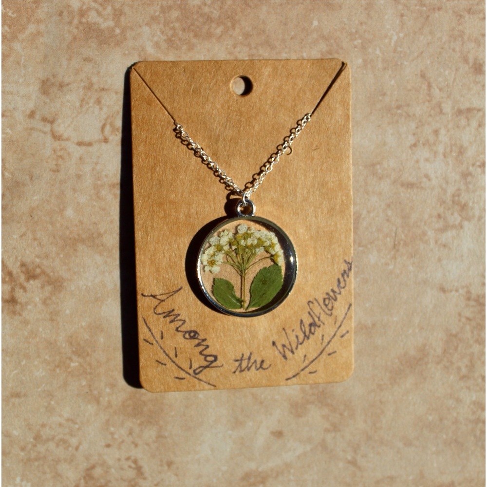 WHITE WILDFLOWER NECKLACE
